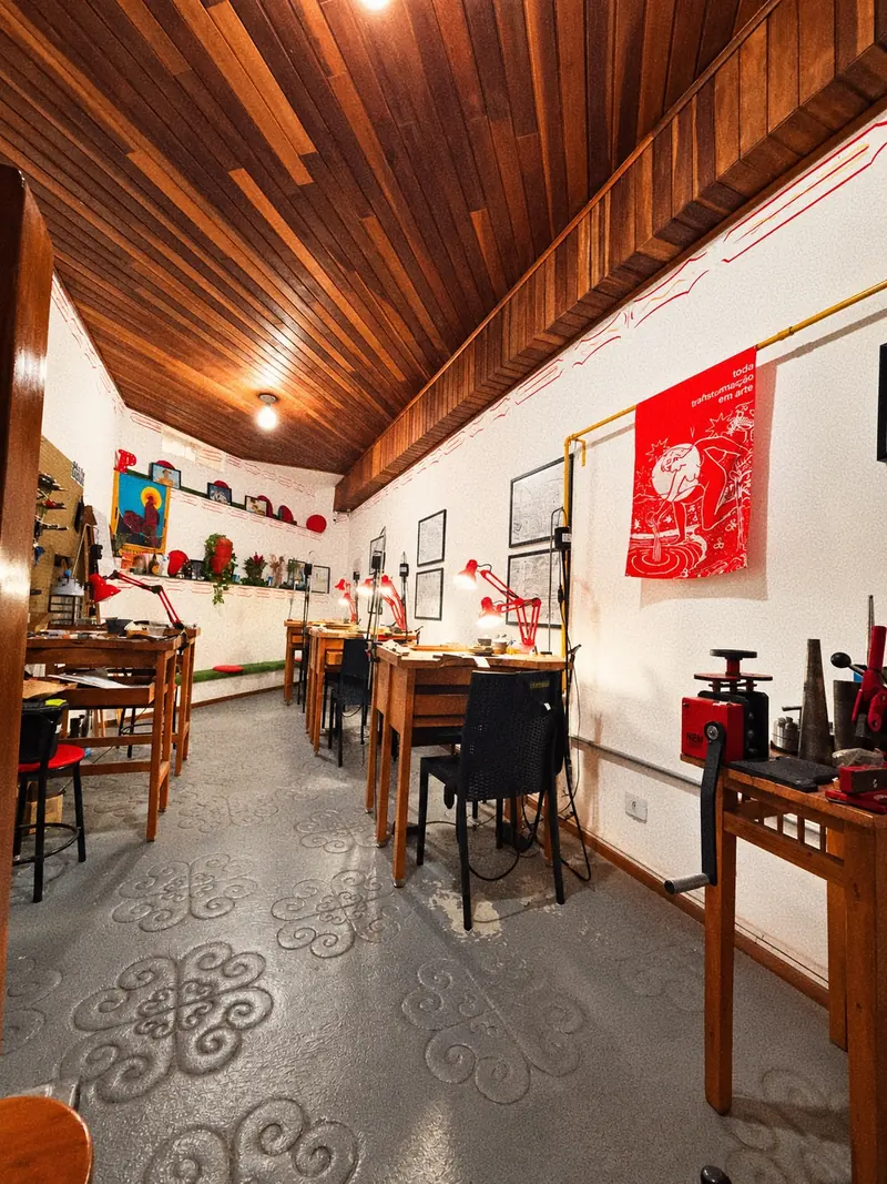 Ateliê da PERSÉFONE.lab, sala com teto de madeira