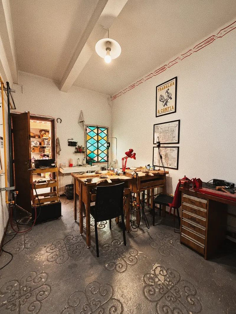 Ateliê da PERSÉFONE.lab, sala com janela de vitral