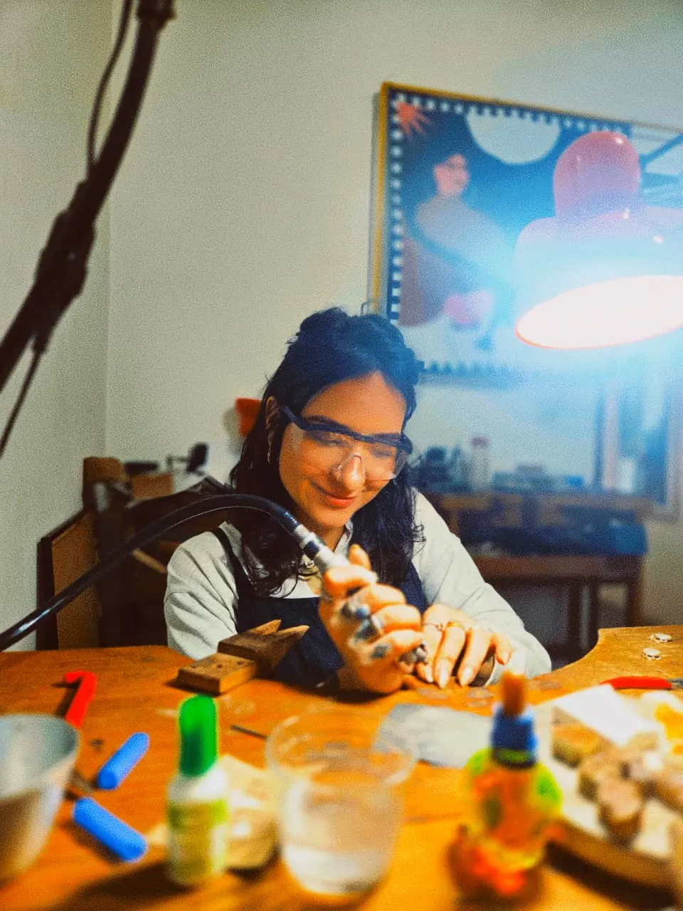 Camila Fontana, fundadora e professora da PERSÉFONE.lab, trabalhando na bancada de joalheria